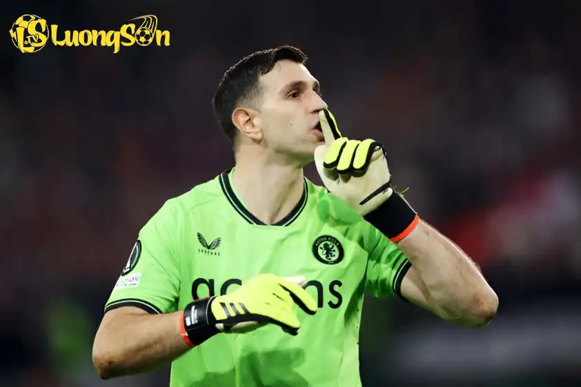 MU được cho là đang nhắm đến Emiliano Martínez để thay thế (Ảnh: The Sun). MU được cho là đang nhắm đến Emiliano Martínez để thay thế