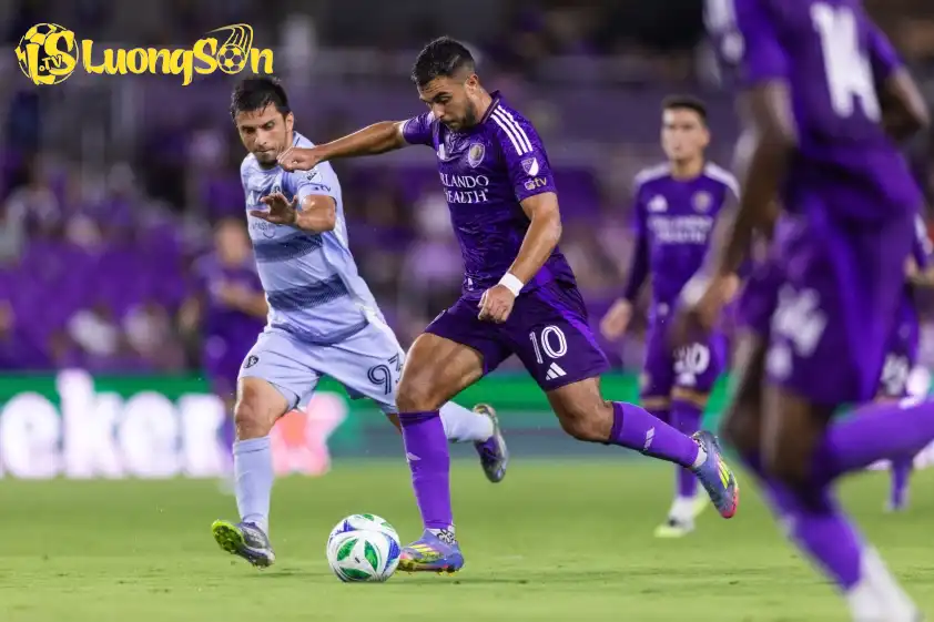 Toluca rất hay nhưng Orlando City (tím) đang sẵn sàng tạo nên những bất ngờ thú vị. (Ảnh: Internet)