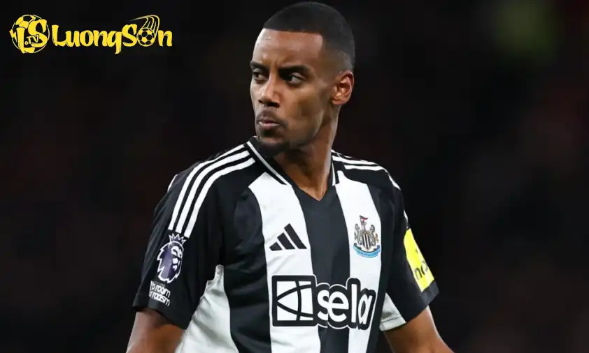 Isak được dự đoán là sẽ vắng mặt ở trận đấu diễn ra cuối tuần này. Ảnh: Daily mail Isak được dự đoán là sẽ vắng mặt ở trận đấu diễn ra cuối tuần này