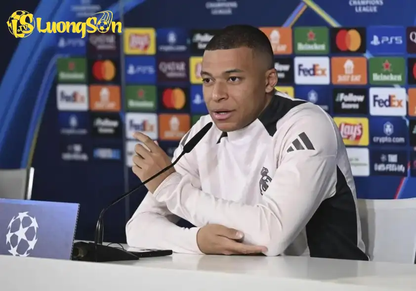Mbappe:'Tôi chọn sự nghiệp!' (Ảnh: SPORTbible) Mbappe:'Tôi chọn sự nghiệp!' (Ảnh: SPORTbible)