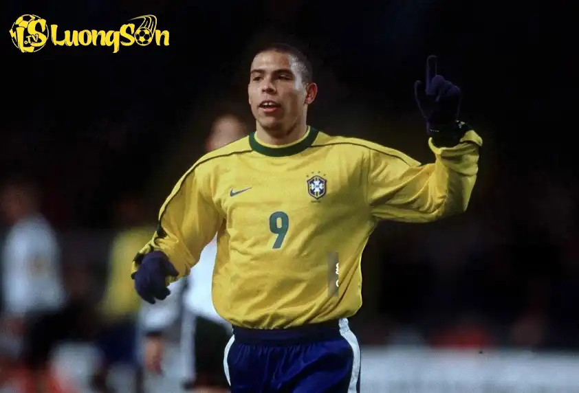 Ronaldo Nazario vẫn nắm giữ kỷ lục cầu thủ trẻ nhất từng giành Quả bóng Vàng Ronaldo Nazario vẫn nắm giữ kỷ lục cầu thủ trẻ nhất từng giành Quả bóng Vàng