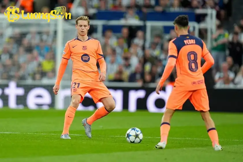 Sẽ rất khó khăn cho Barca nếu De Jong không thể ra sân ở Siêu kinh điển. (Ảnh: BarcaNewsFRA) Sẽ rất khó khăn cho Barca nếu De Jong không thể ra sân ở Siêu kinh điển.