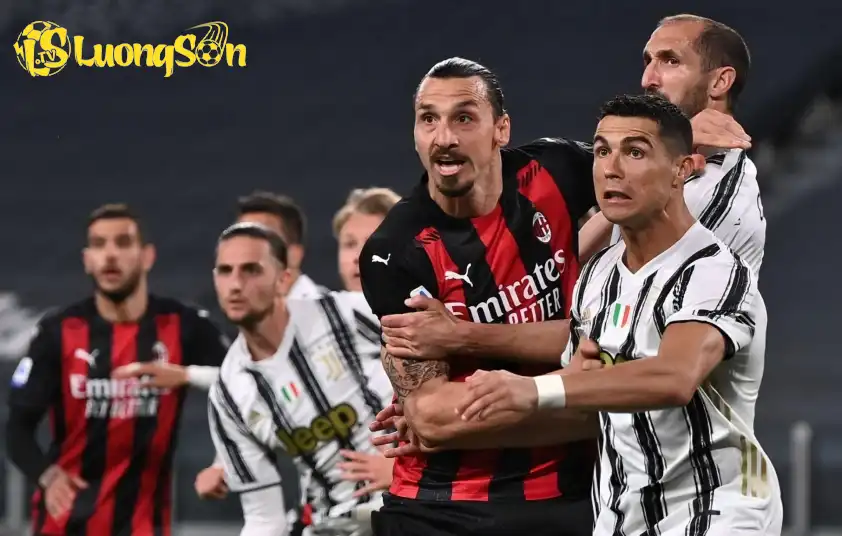 Ibrahimovic và Ronaldo từng nhiều lần chạm trán nhau trong sự nghiệp Ibrahimovic và Ronaldo từng nhiều lần chạm trán nhau trong sự nghiệp