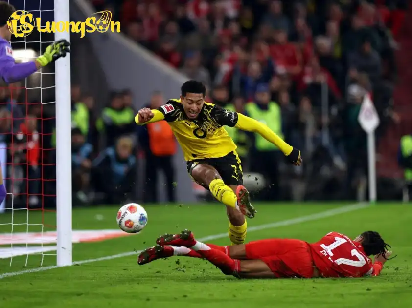 Sai lầm khiến Dortmund phải nhận bàn thua của Jobe Bellingham