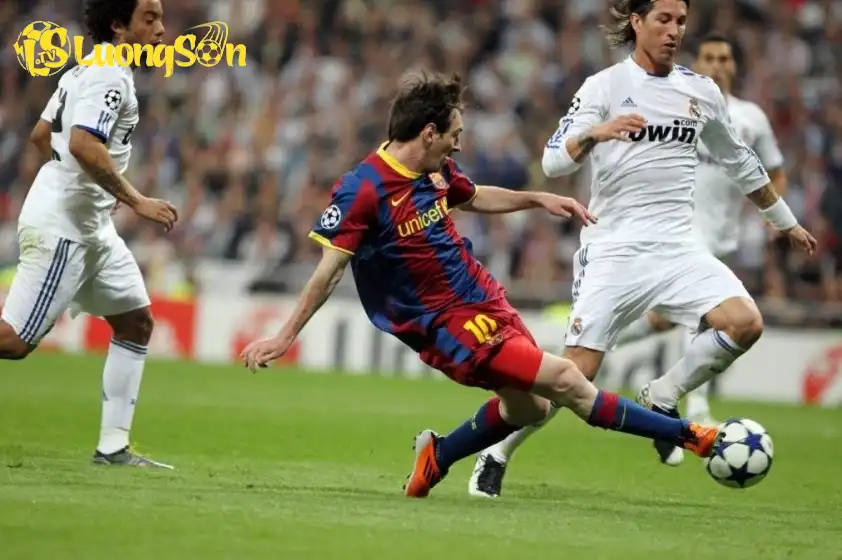 Pha làm bàn kinh điển của Messi (Ảnh: OneFootball). Pha làm bàn kinh điển của Messi