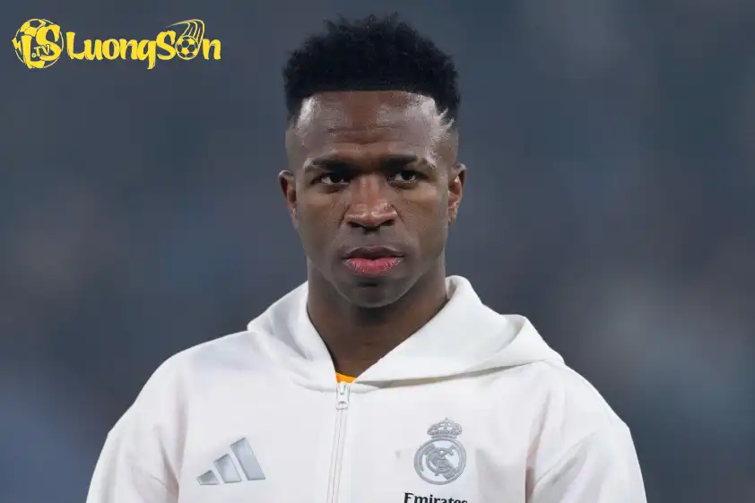 Vinicius Junior tỏ ra bất mãn sau khi bị HLV Xabi Alonso rút khỏi sân