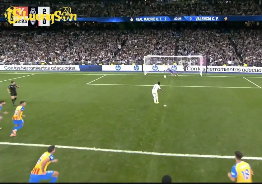 Pha đá 11m dở tệ của Vinicius trong trận gặp Valencia Pha đá 11m dở tệ của Vinicius trong trận gặp Valencia