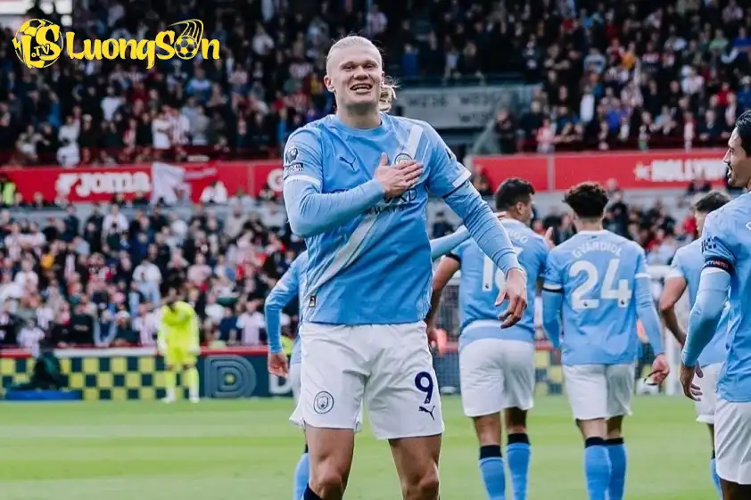 Man City hiện đang quá phụ thuộc vào khả năng săn bàn của Haaland. Man City hiện đang quá phụ thuộc vào khả năng săn bàn của Haaland. Ảnh: AFP